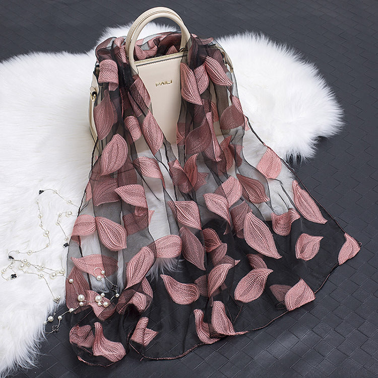 Foulard di seta con motivo di fiori recisi