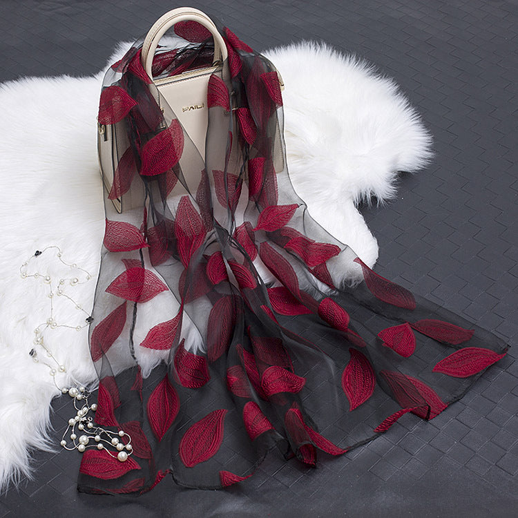 Foulard di seta con motivo di fiori recisi