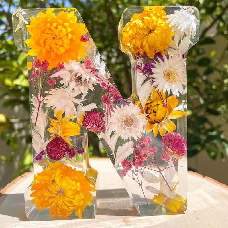 Sandsberg | Luce notturna in resina con fiori | Lampada decorativa a forma di lettera