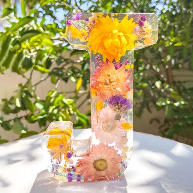 Sandsberg | Luce notturna in resina con fiori | Lampada decorativa a forma di lettera