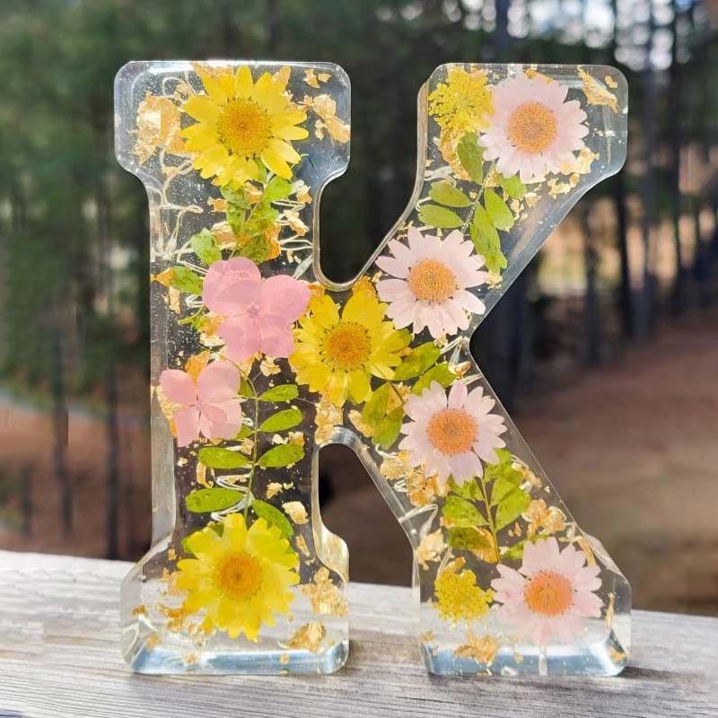 Sandsberg | Luce notturna in resina con fiori | Lampada decorativa a forma di lettera