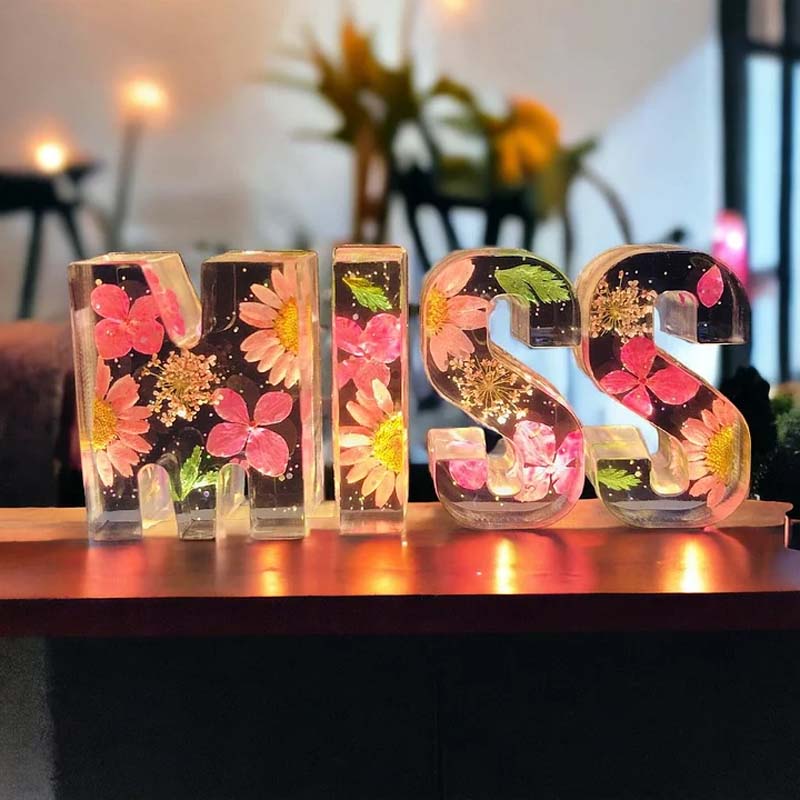 Sandsberg | Luce notturna in resina con fiori | Lampada decorativa a forma di lettera