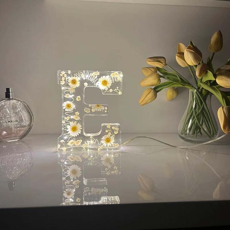 Sandsberg | Luce notturna in resina con fiori | Lampada decorativa a forma di lettera