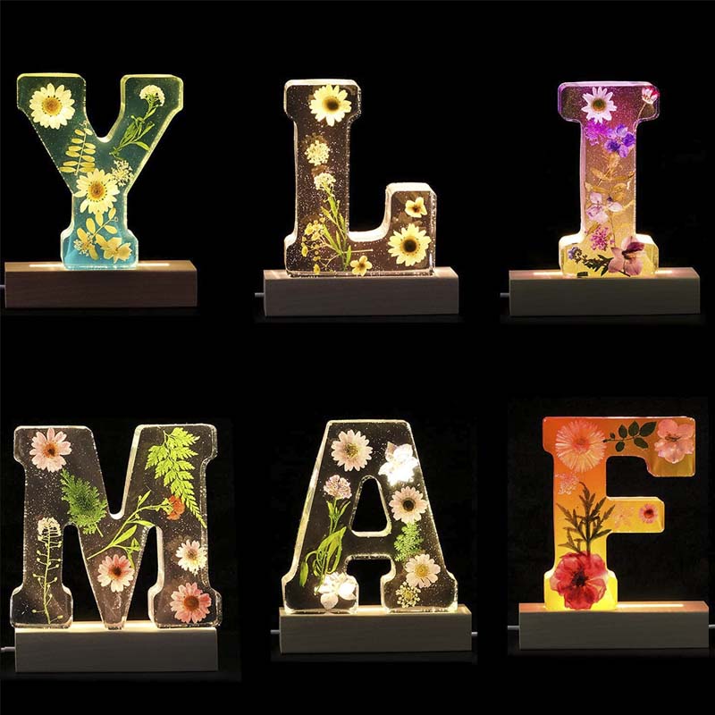 Sandsberg | Luce notturna in resina con fiori | Lampada decorativa a forma di lettera