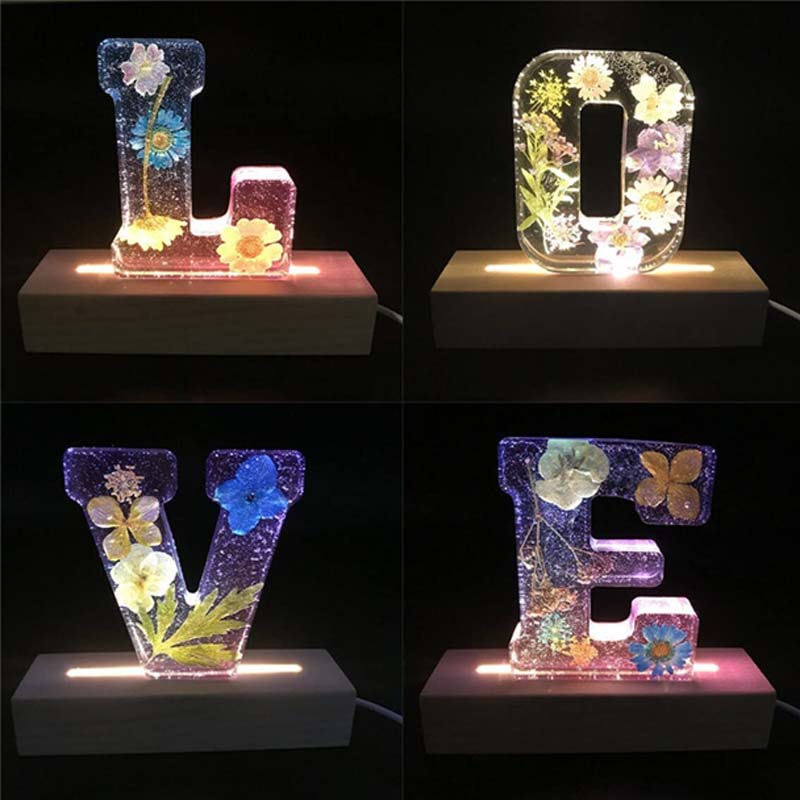 Sandsberg | Luce notturna in resina con fiori | Lampada decorativa a forma di lettera