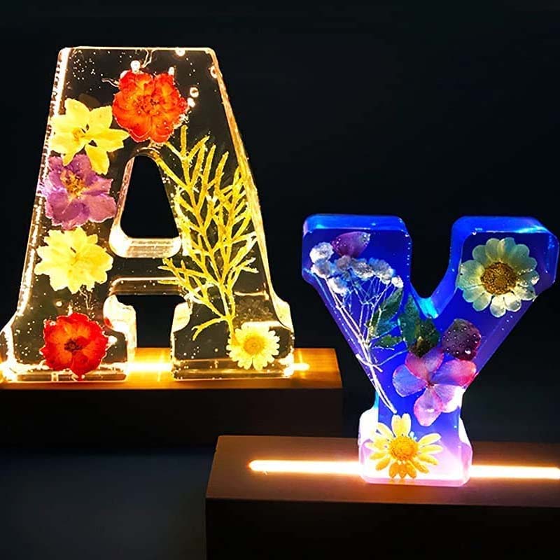 Sandsberg | Luce notturna in resina con fiori | Lampada decorativa a forma di lettera