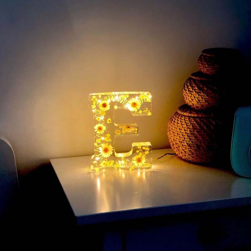 Sandsberg | Luce notturna in resina con fiori | Lampada decorativa a forma di lettera