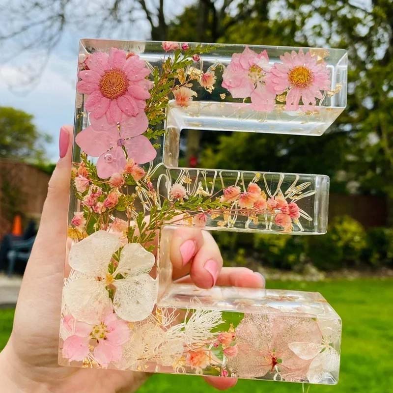 Sandsberg | Luce notturna in resina con fiori | Lampada decorativa a forma di lettera