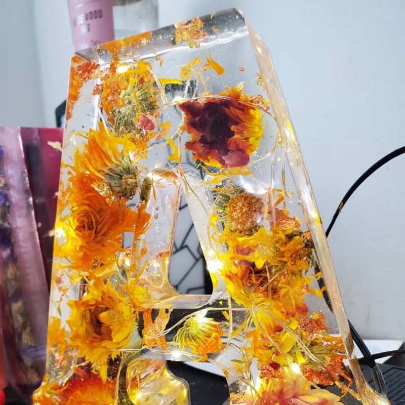 Sandsberg | Luce notturna in resina con fiori | Lampada decorativa a forma di lettera