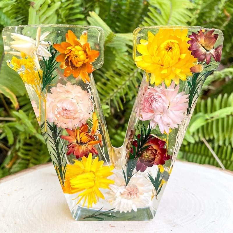 Sandsberg | Luce notturna in resina con fiori | Lampada decorativa a forma di lettera