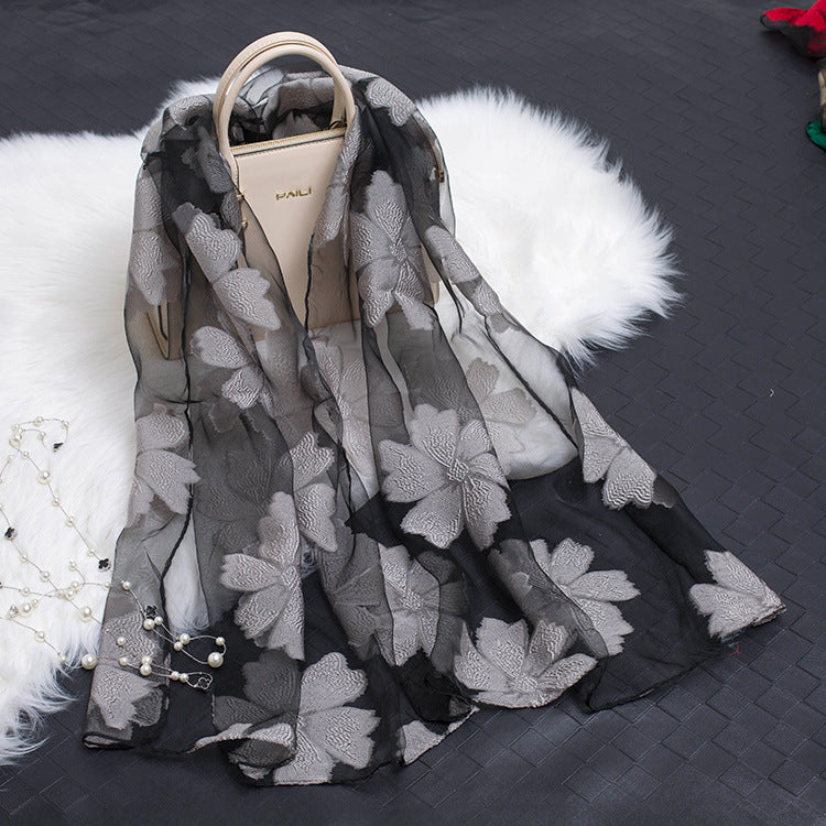 Foulard di seta con motivo di fiori recisi