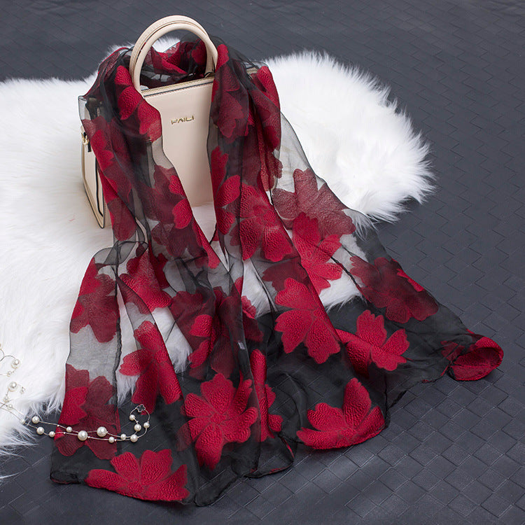 Foulard di seta con motivo di fiori recisi