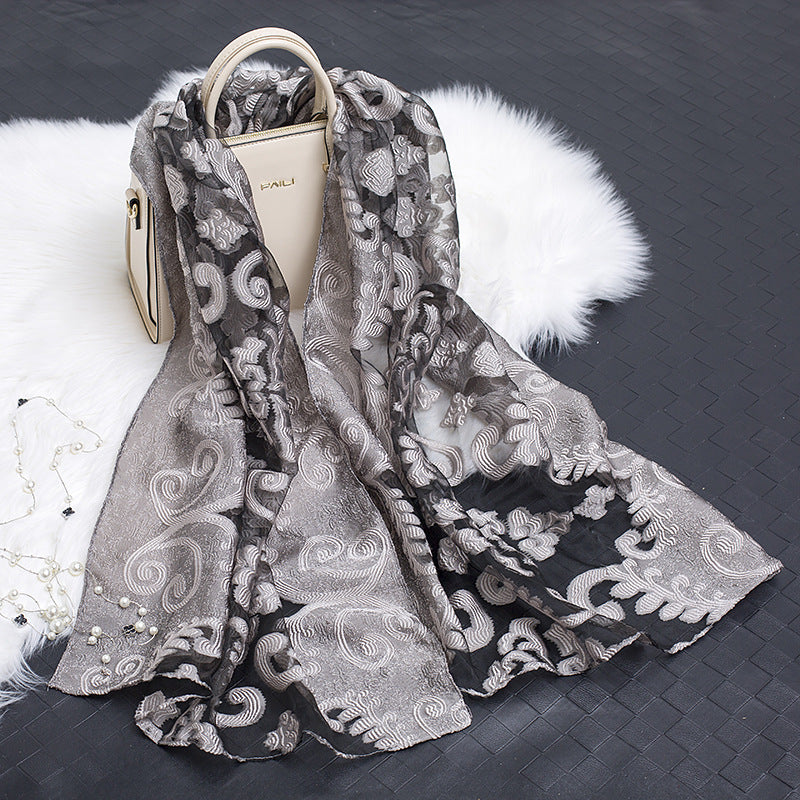 Foulard di seta con motivo di fiori recisi