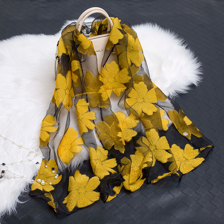 Foulard di seta con motivo di fiori recisi
