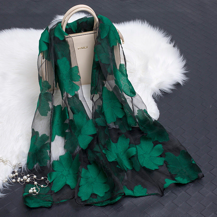 Foulard di seta con motivo di fiori recisi