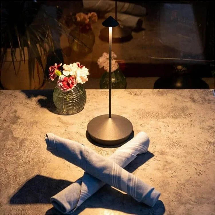 Lampada da tavolo Arezo – Alluminio e policarbonato – Bianco – 11×29 cm – Design moderno e resistente alle intemperie