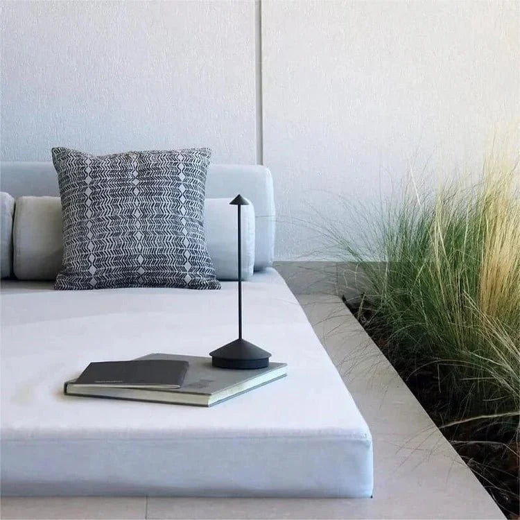 Lampada da tavolo Arezo – Alluminio e policarbonato – Bianco – 11×29 cm – Design moderno e resistente alle intemperie