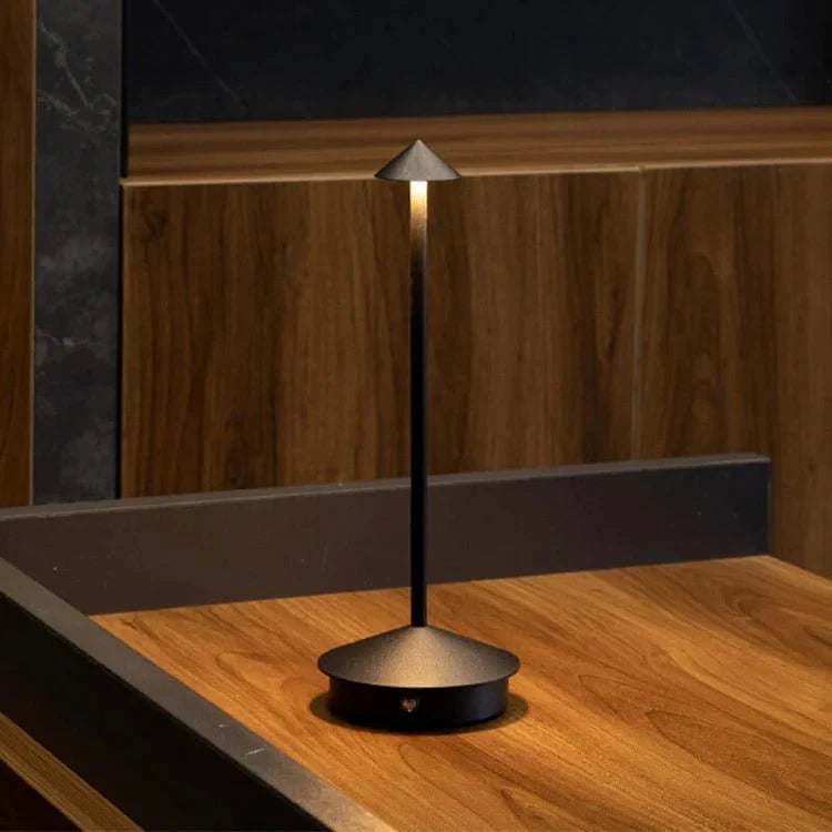 Lampada da tavolo Arezo – Alluminio e policarbonato – Bianco – 11×29 cm – Design moderno e resistente alle intemperie