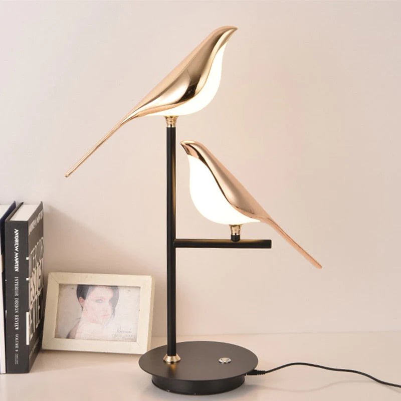 Lampada da tavolo Birdmann – Ferro e Alluminio – Bianco – Design Artistico – Luce Flessibile per Ambienti Eleganti