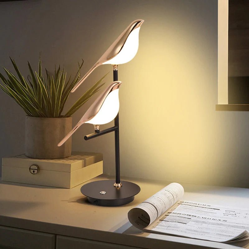 Lampada da tavolo Birdmann – Ferro e Alluminio – Bianco – Design Artistico – Luce Flessibile per Ambienti Eleganti