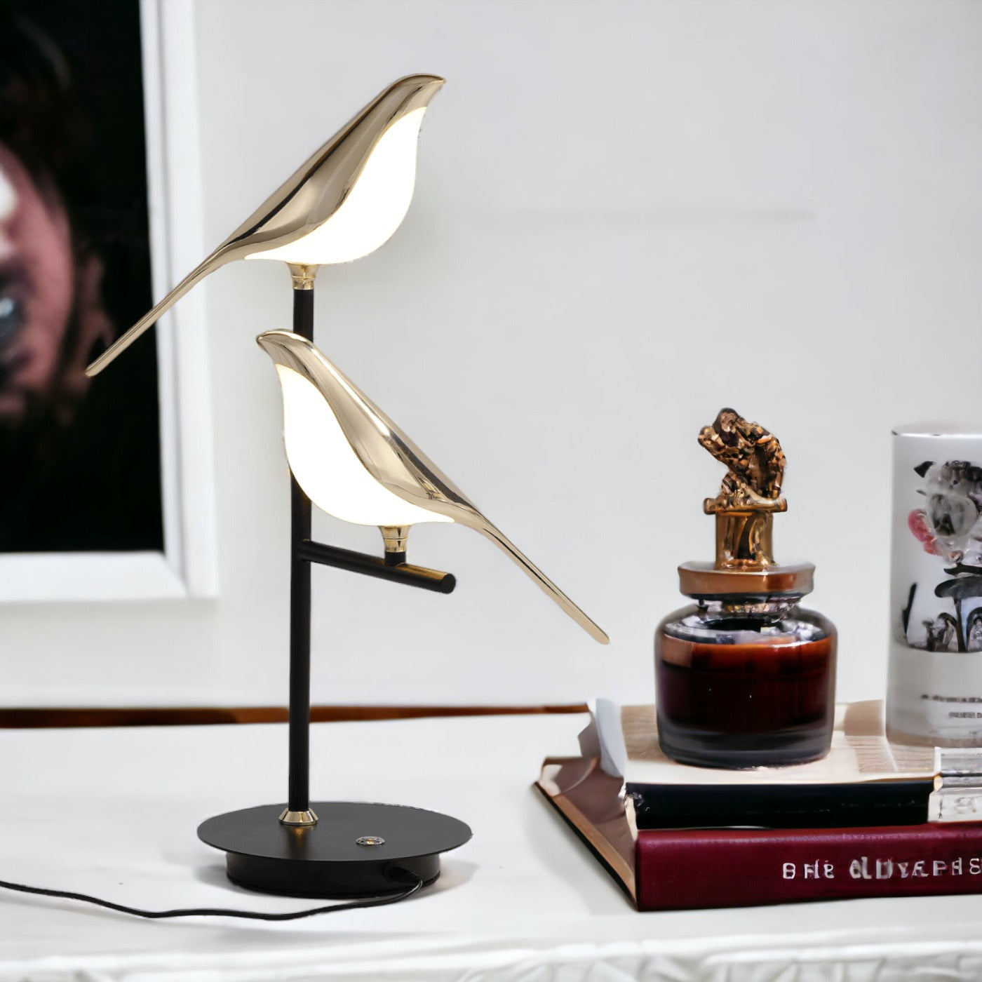 Lampada da tavolo Birdmann – Ferro e Alluminio – Bianco – Design Artistico – Luce Flessibile per Ambienti Eleganti