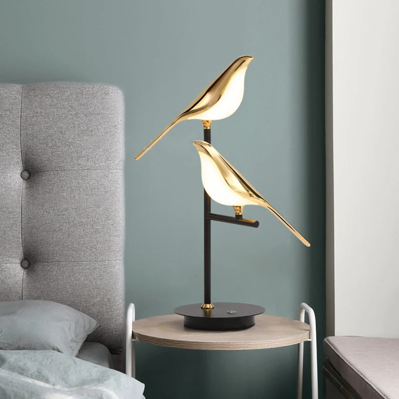 Lampada da tavolo Birdmann – Ferro e Alluminio – Bianco – Design Artistico – Luce Flessibile per Ambienti Eleganti