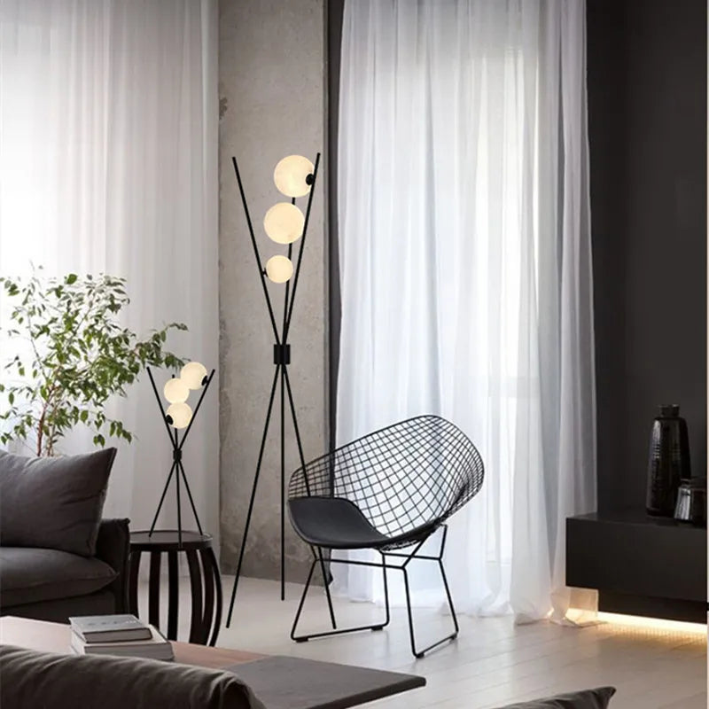 Bolaine Lampada da Terra – Metallo – Vetro Opaco – 3 Fonti di Luce – Design Moderno per il Soggiorno