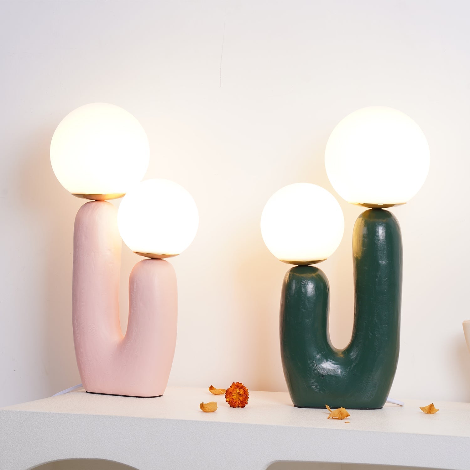 Lampada da Tavolo Bolo Bolo – Resina e Metallo – Verde/Rosa/Terracotta/Bianco – Design Moderno – Ideale per Soggiorno e Camera da Letto