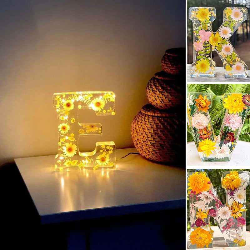 Sandsberg | Luce notturna in resina con fiori | Lampada decorativa a forma di lettera