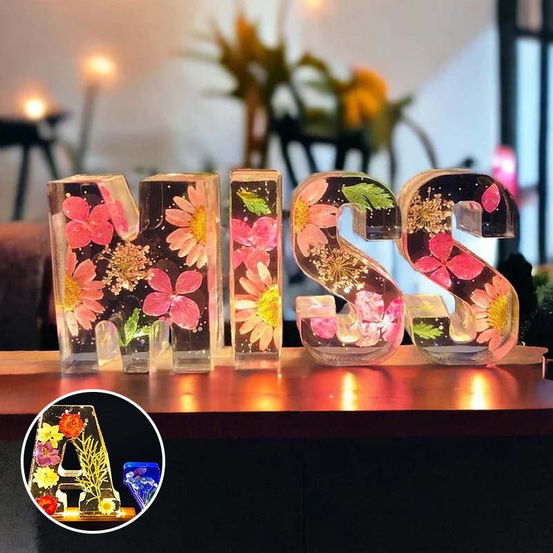 Sandsberg | Luce notturna in resina con fiori | Lampada decorativa a forma di lettera