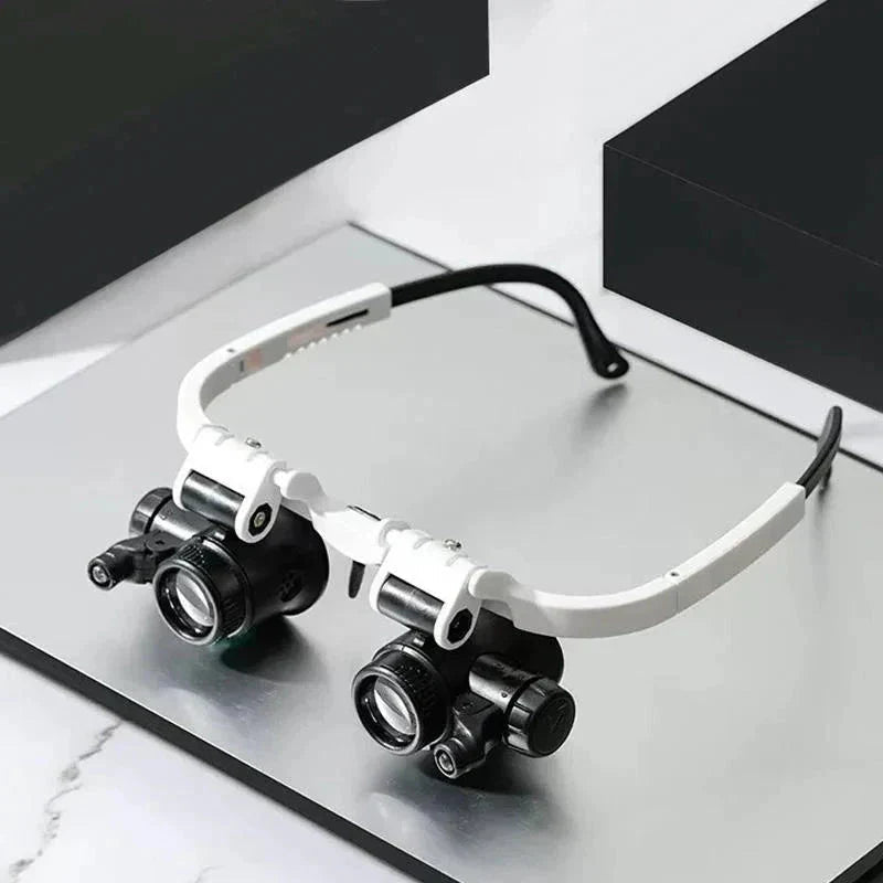 Occhiali ingranditori LED ClaritySight Pro con ingrandimento 8x, 15x e 23x