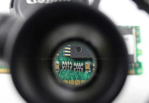 Occhiali ingranditori LED ClaritySight Pro con ingrandimento 8x, 15x e 23x