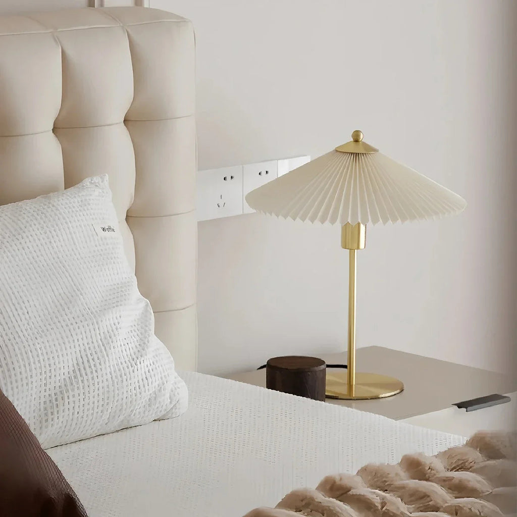 Lampada da Tavolo LERPA – Tessuto Plissettato – Ottone – Moderna – Illuminazione Elegante