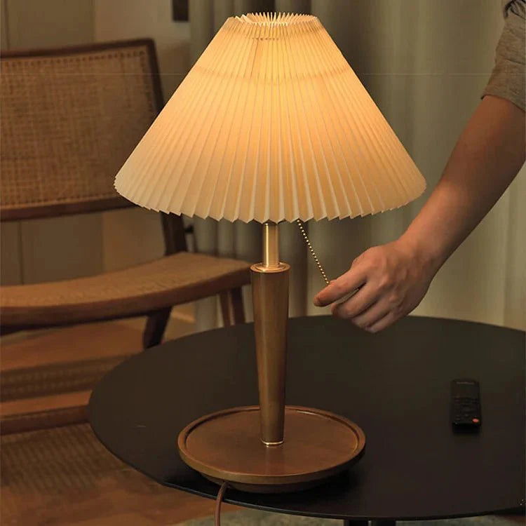 Lampada da tavolo Lea – Legno di noce & Ottone – Luce calda – Design elegante – Ideale come lampada da comodino o lampada da scrivania