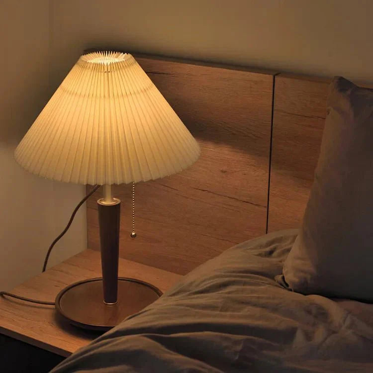 Lampada da tavolo Lea – Legno di noce & Ottone – Luce calda – Design elegante – Ideale come lampada da comodino o lampada da scrivania