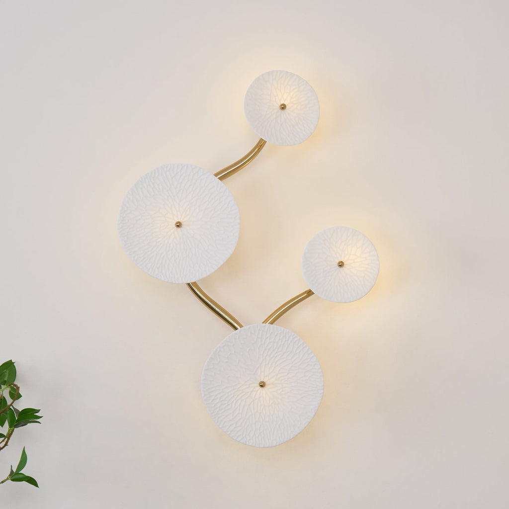 Lampada da Parete Lys Lotus – Ceramica – Bianca con Accenti Dorati – 4–8 Tazze – Elegante Lampada da Parete per Interni