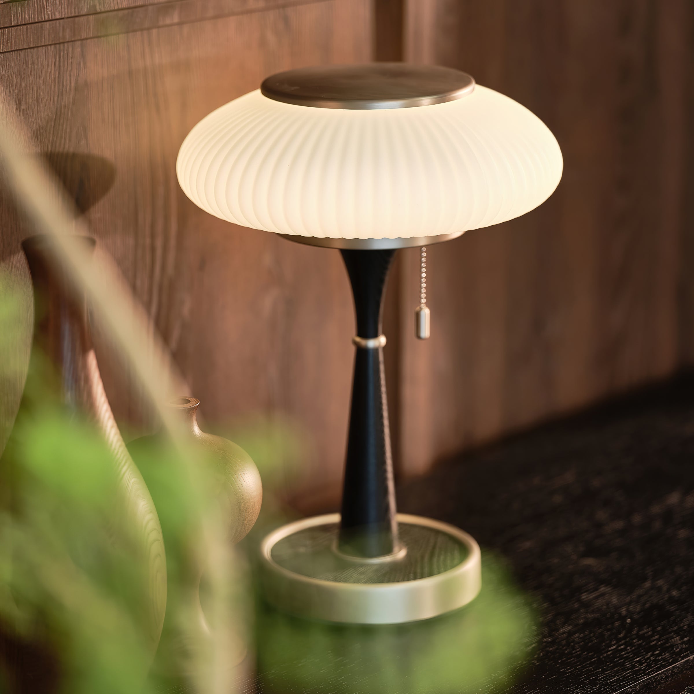 Lampada da tavolo Matsuteko – Legno di noce e vetro – Luce calda – Stile retro – E26/E27