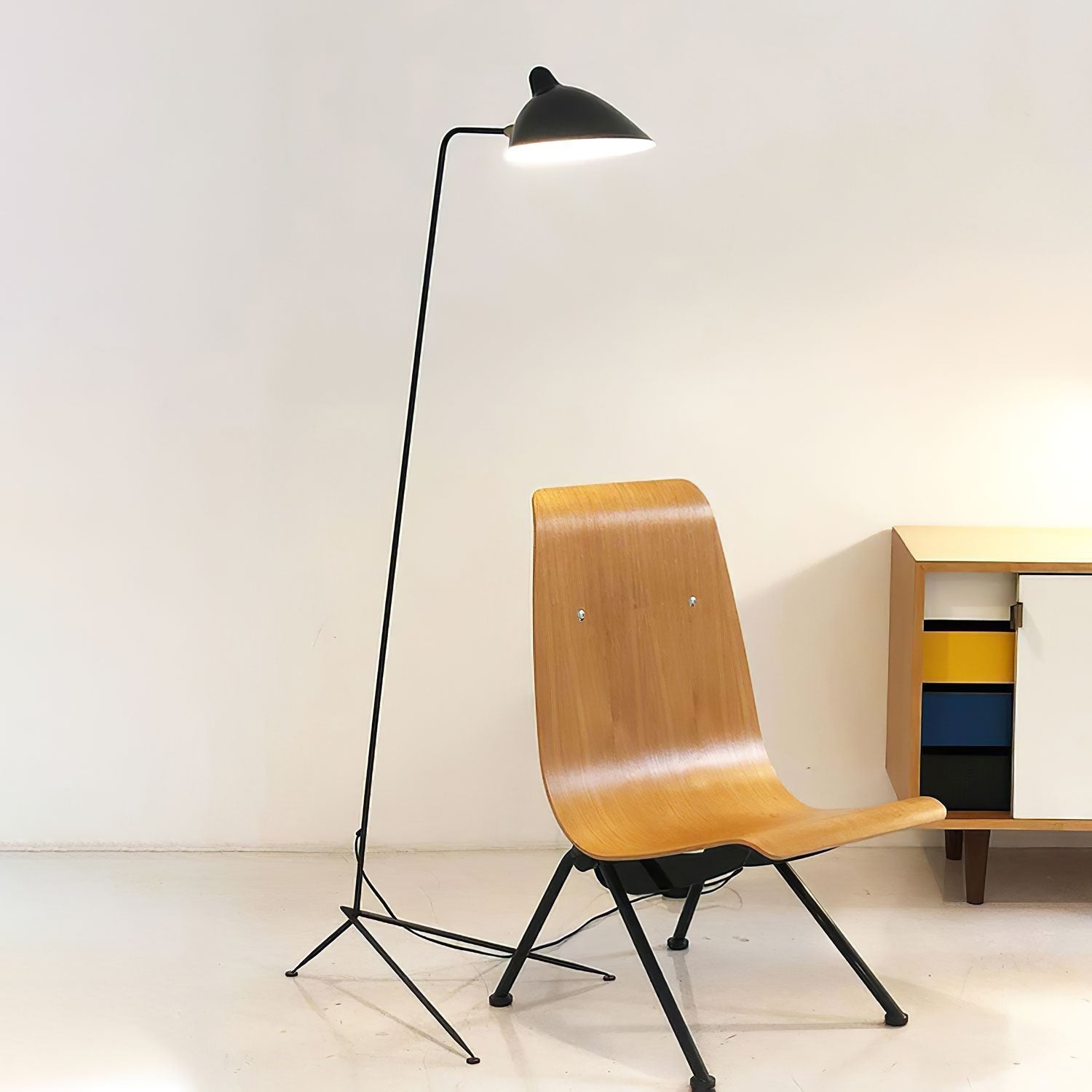 Lampada da terra Molizon – Metallo con dettagli in ottone – Bianco/Nero – Design moderno – Illuminazione elegante per il soggiorno