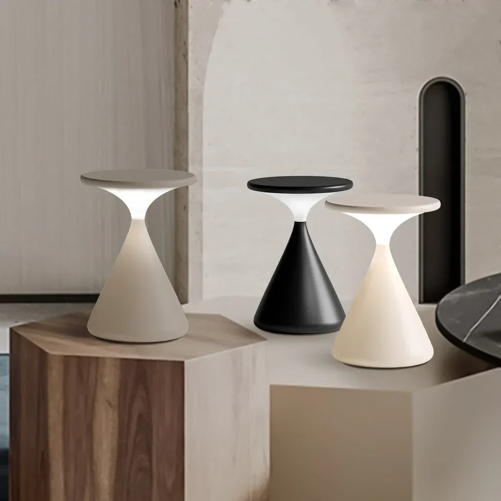 Lampada da tavolo Movy – Alluminio – Nero – Compatta – Design moderno a clessidra