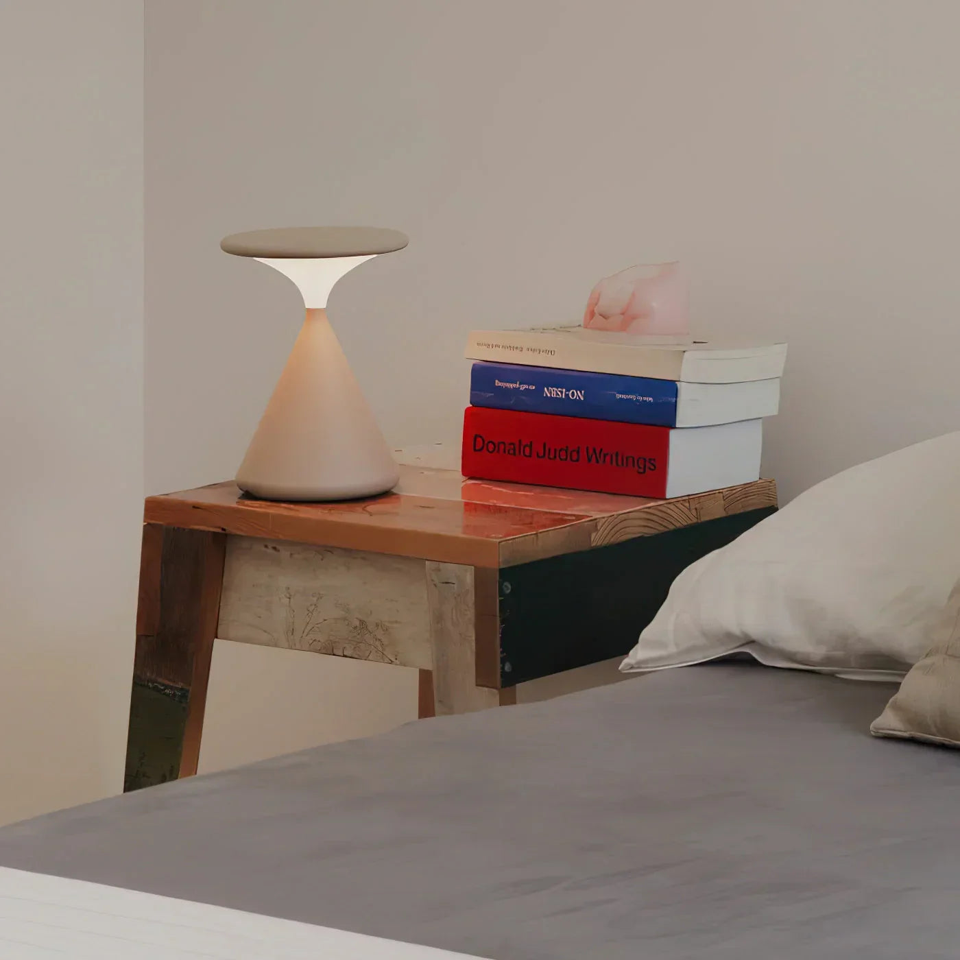 Lampada da tavolo Movy – Alluminio – Nero – Compatta – Design moderno a clessidra