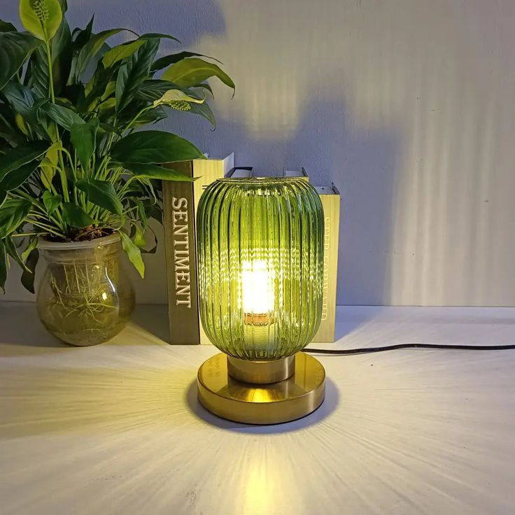 Lampada da Tavolo Nisson – Ferro e Vetro Colorato – Bianco/Gri/Ambra/Verde – Ø13/Ø20 cm – Design Elegante per Ambienti Raffinati