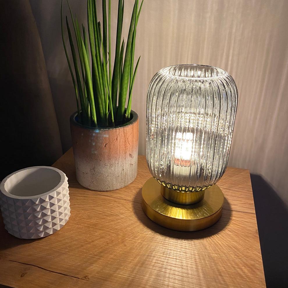 Lampada da Tavolo Nisson – Ferro e Vetro Colorato – Bianco/Gri/Ambra/Verde – Ø13/Ø20 cm – Design Elegante per Ambienti Raffinati