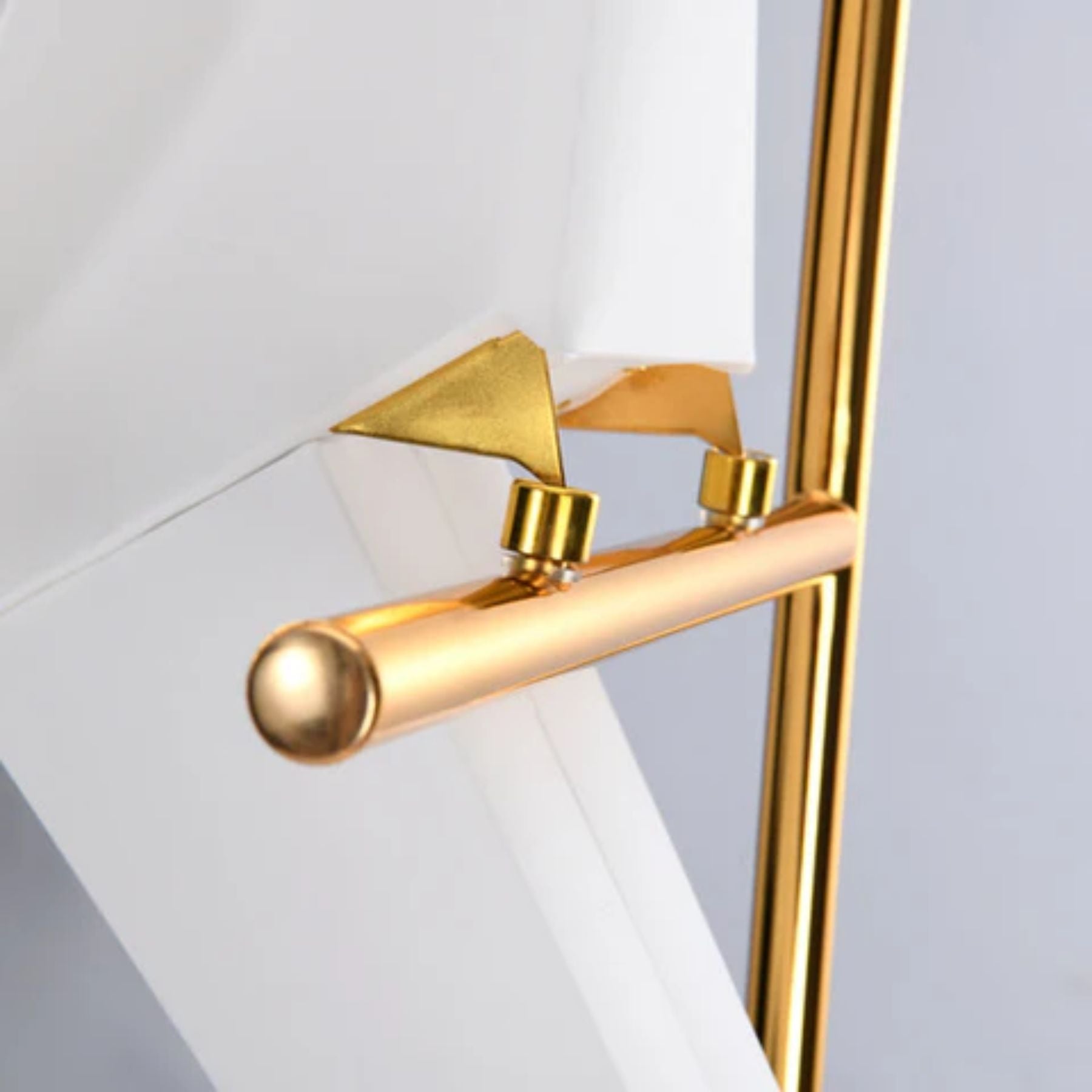 Lampada da tavolo Origami – Base in metallo – Bianco – Moderna – Linguaggio formale elegante