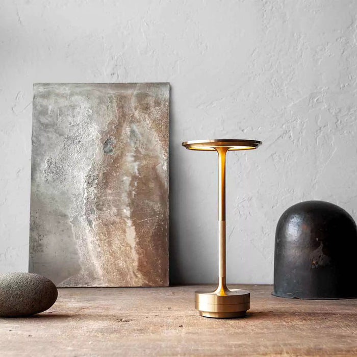 Lampada da tavolo Pato – Ottone – Lampada da tavolo LED a batteria senza fili – Moderna – Elegante illuminazione d'accento