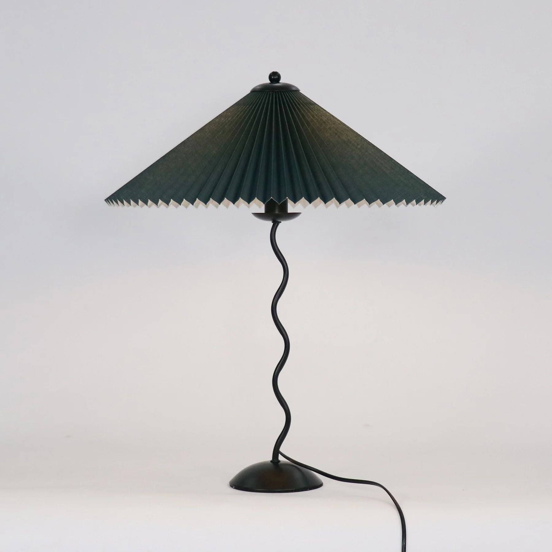 Lampada da tavolo Pavon – Metallo & Tessuto – Nero, Beige, Bianco, Verde Scuro – Design Moderno