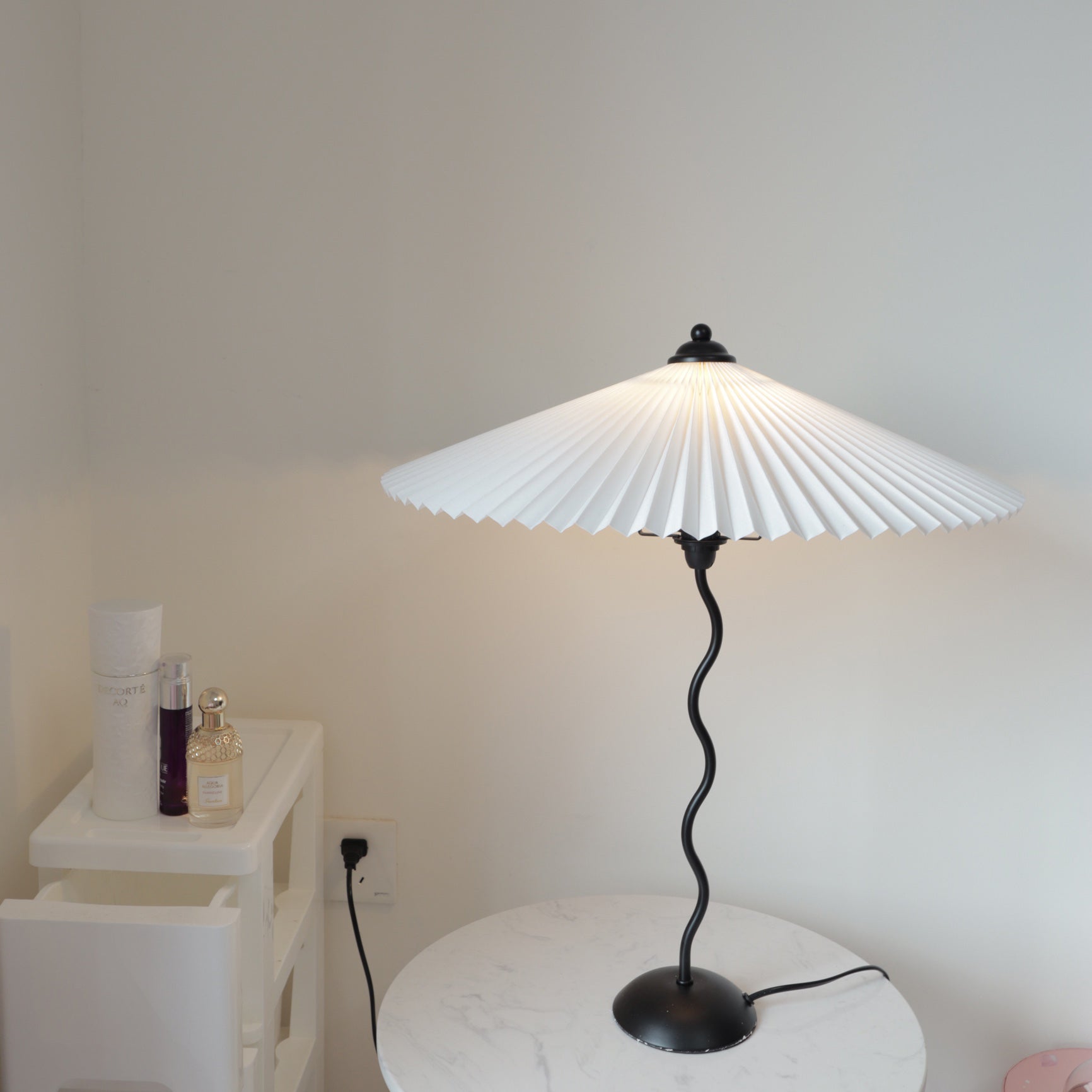 Lampada da tavolo Pavon – Metallo & Tessuto – Nero, Beige, Bianco, Verde Scuro – Design Moderno