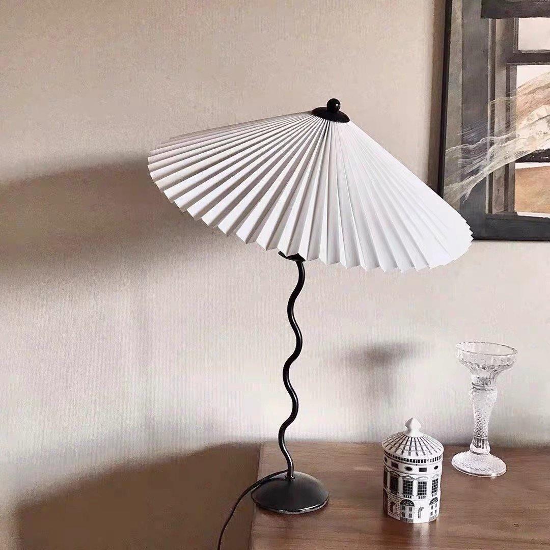 Lampada da tavolo Pavon – Metallo & Tessuto – Nero, Beige, Bianco, Verde Scuro – Design Moderno
