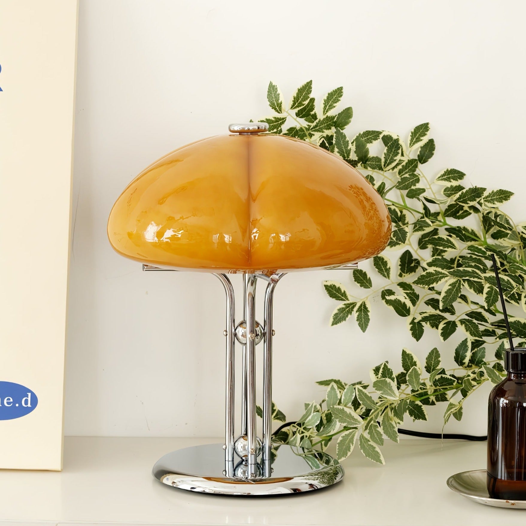 Lampada da tavolo Pilzin – Metallo & Vetro – Bianco – Ø 30 cm – Design Retro per Illuminazione Elegante