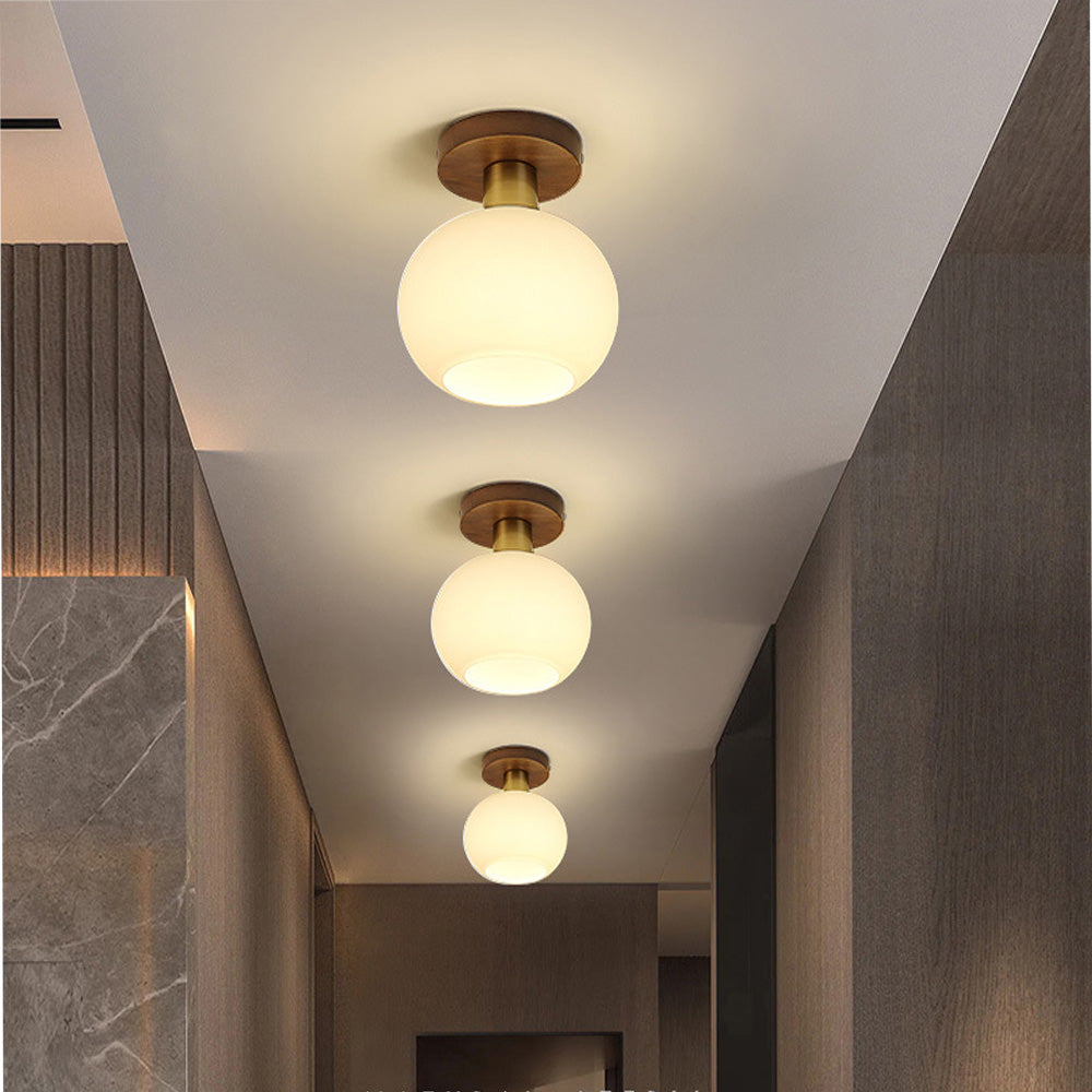 Pluvo Lampada da soffitto – Legno e ottone – Bianco – Compatta – Illuminazione elegante per soggiorno e camera da letto
