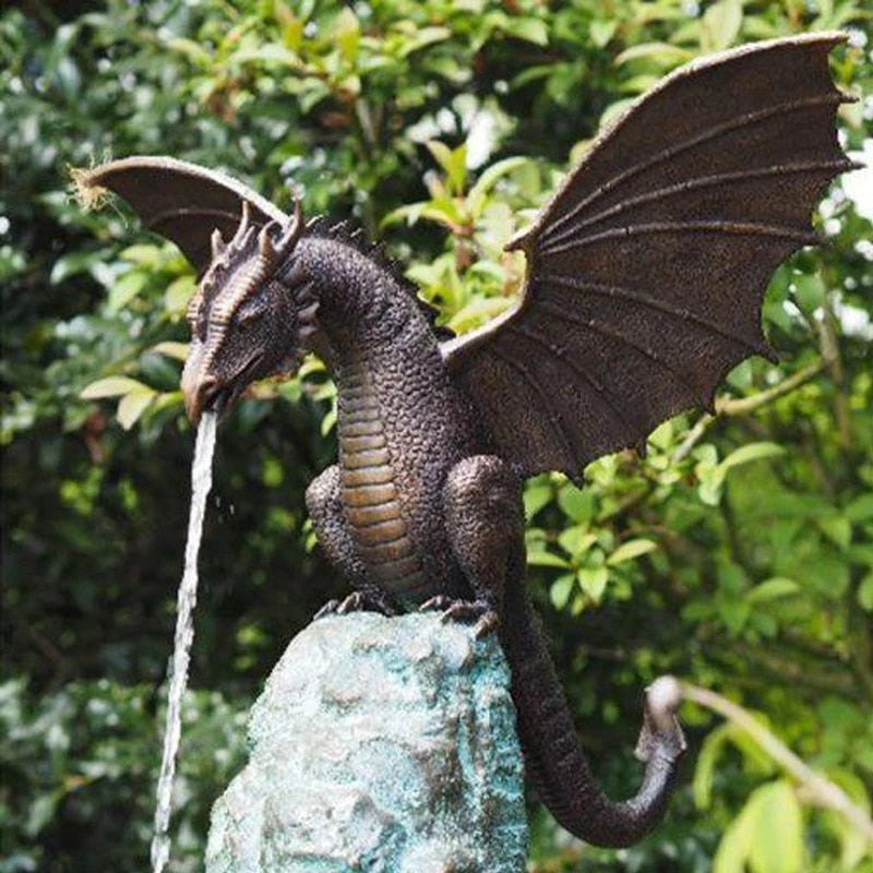 Maestosa scultura fontana di drago sputafuoco
